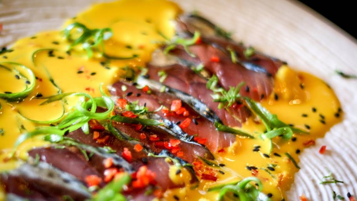 Tiradito de caballa con leche de tigre al ají amarillo ahumado
