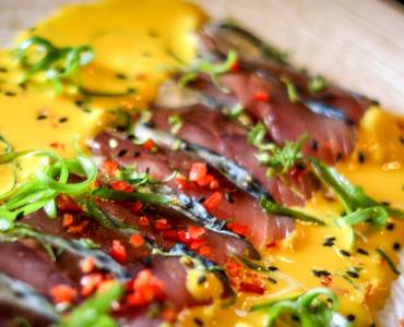Tiradito de caballa con leche de tigre al ají amarillo ahumado